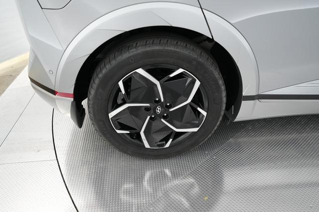 2024 Hyundai IONIQ 5 — photo 7 of 19