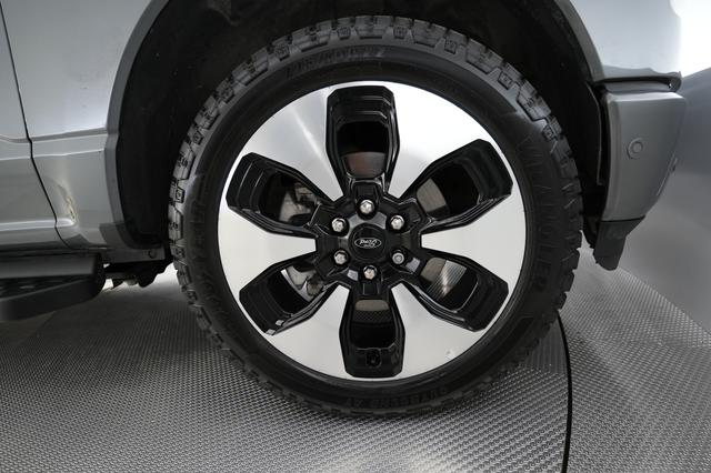 2022 Ford F-150 Lightning — photo 9 of 18