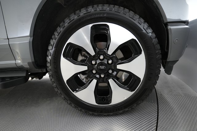 2022 Ford F-150 Lightning — photo 9 of 18