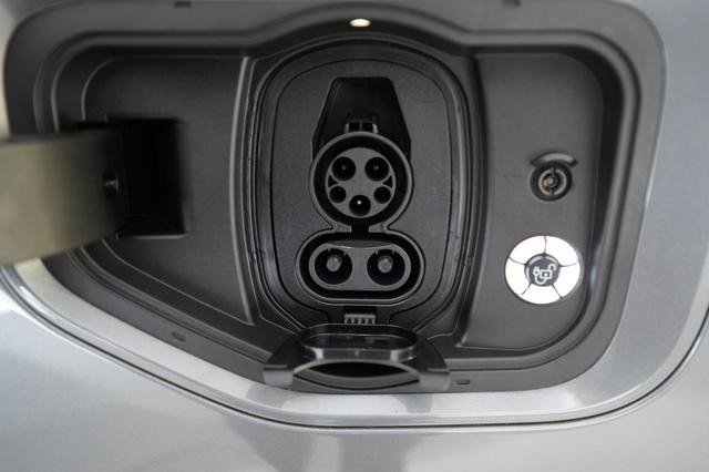 2022 Ford F-150 Lightning — photo 8 of 18