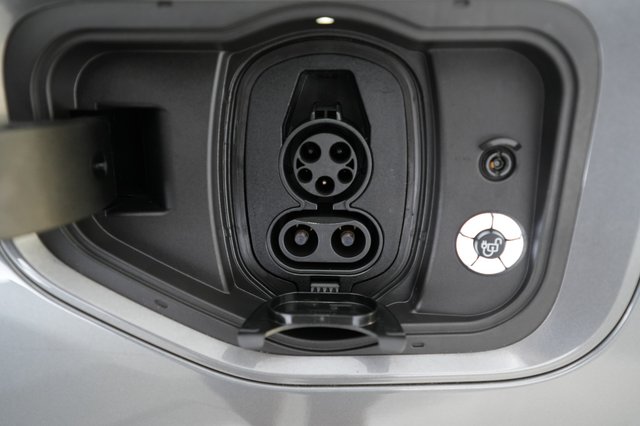 2022 Ford F-150 Lightning — photo 8 of 18
