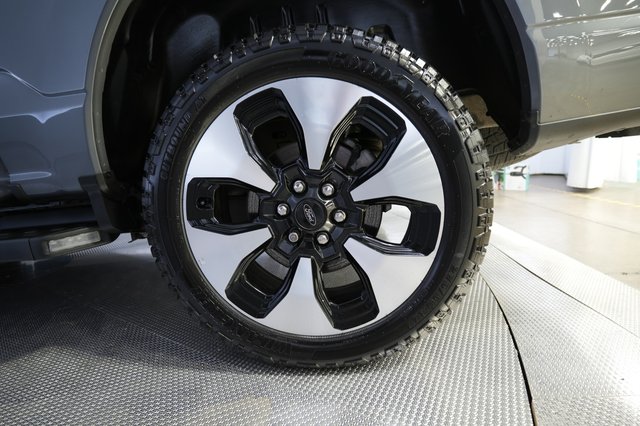 2022 Ford F-150 Lightning — photo 11 of 18