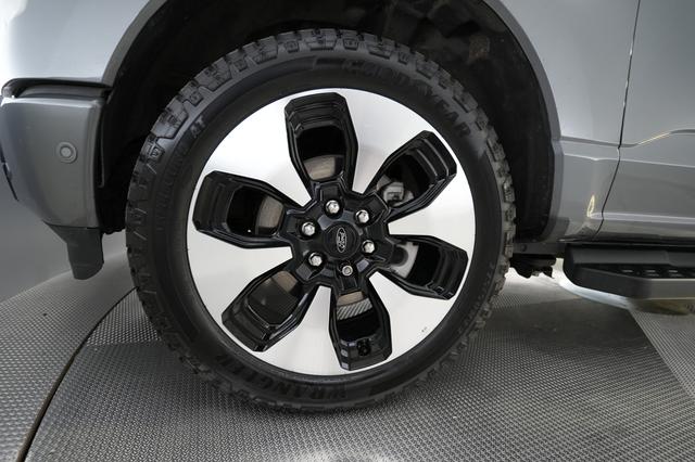 2022 Ford F-150 Lightning — photo 10 of 18