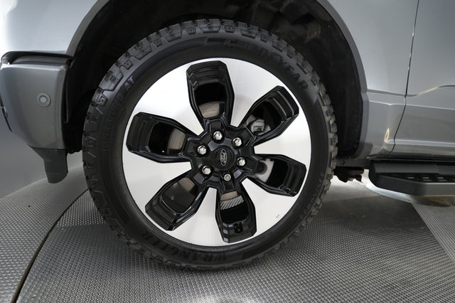 2022 Ford F-150 Lightning — photo 10 of 18