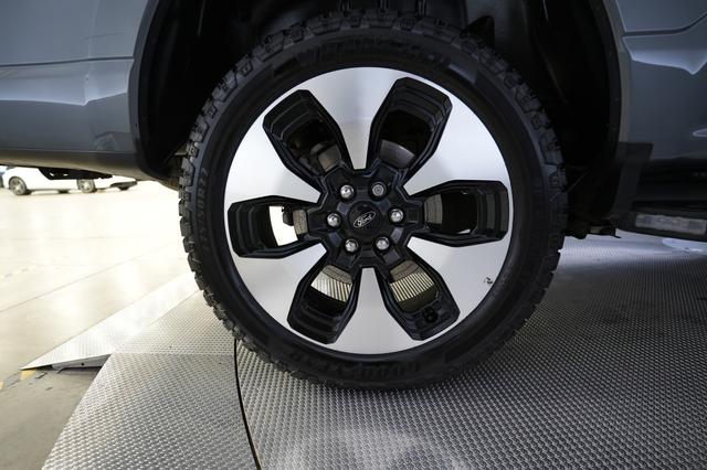 2022 Ford F-150 Lightning — photo 7 of 18