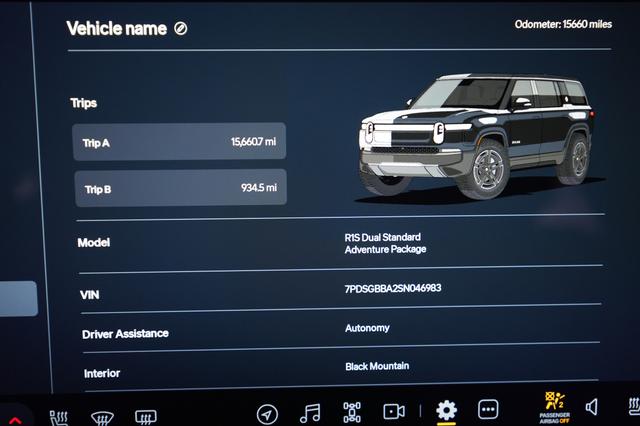2025 Rivian R1S — photo 5 of 26
