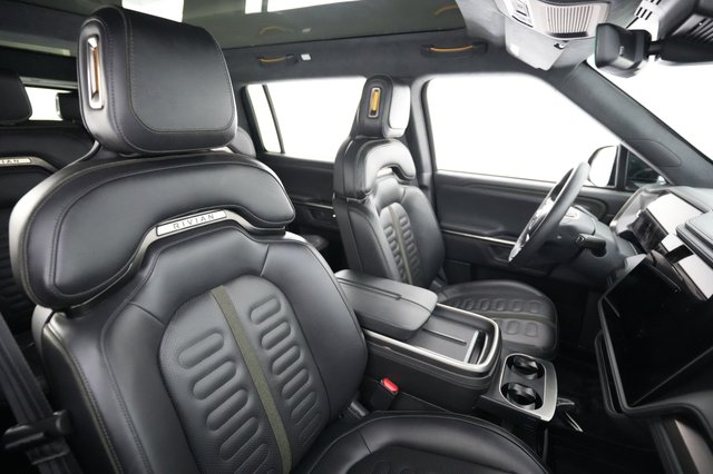 2025 Rivian R1S — photo 18 of 26