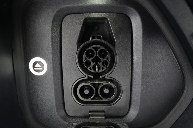 2025 Rivian R1S — photo 8 of 26