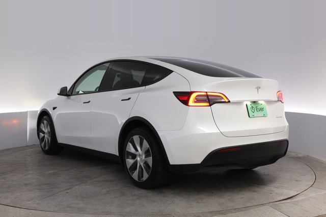 2023 Tesla Model Y — photo 13 of 30