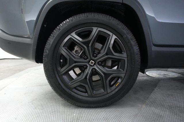 2025 Rivian R1S — photo 16 of 30