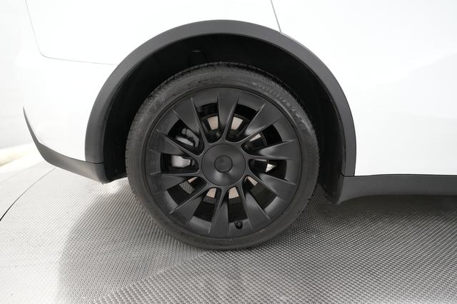 2023 Tesla Model Y — photo 7 of 21