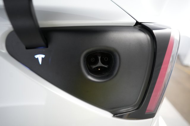 2023 Tesla Model Y — photo 8 of 21