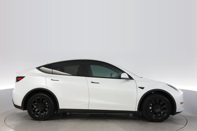 2023 Tesla Model Y — photo 10 of 21