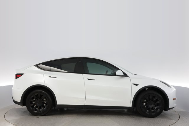 2023 Tesla Model Y — photo 10 of 21