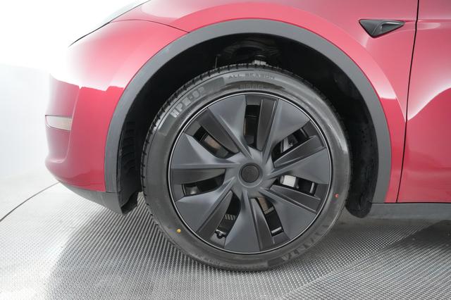 2024 Tesla Model Y — photo 7 of 23