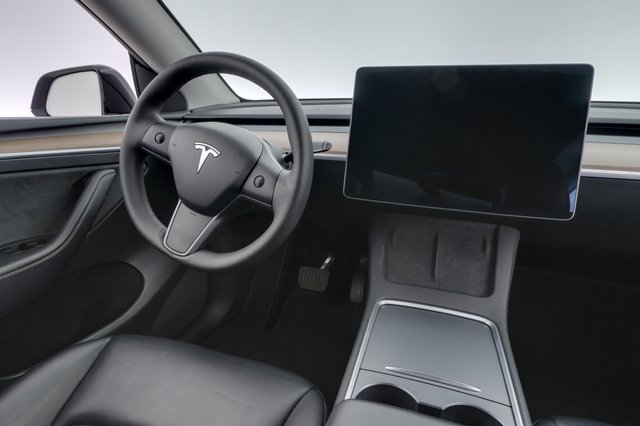 2025 Tesla Model Y — photo 22 of 26