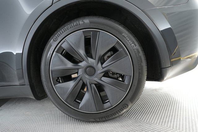 2025 Tesla Model Y — photo 17 of 26