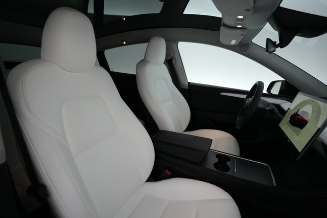 2025 Tesla Model Y — photo 16 of 21