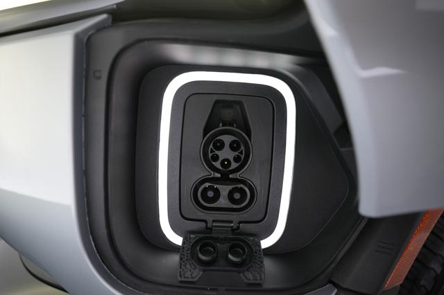 2024 Rivian R1T — photo 8 of 21
