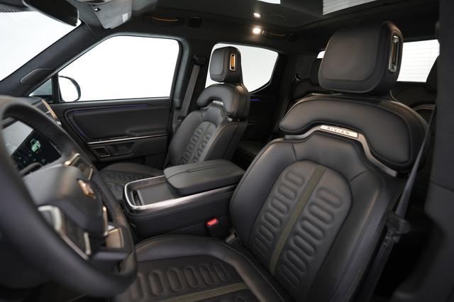 2024 Rivian R1T — photo 3 of 21