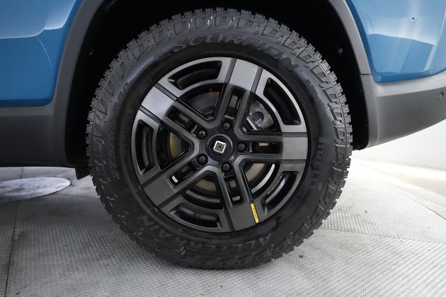 2024 Rivian R1S — photo 7 of 24