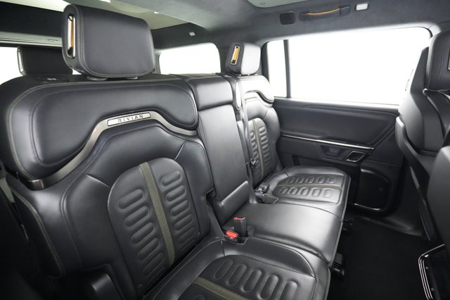 2024 Rivian R1S — photo 4 of 24