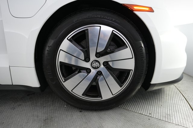 2023 Porsche Taycan — photo 16 of 26