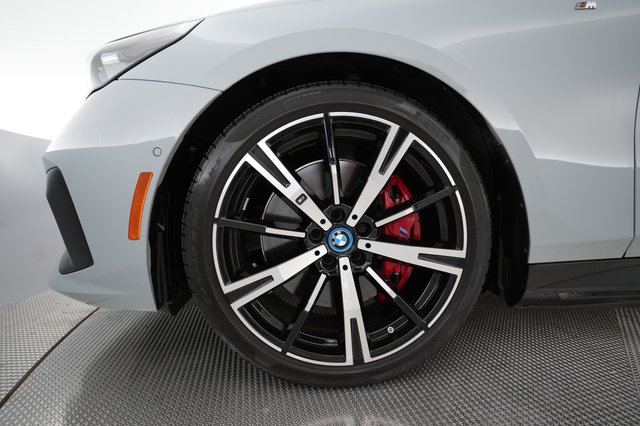 2024 BMW i5 — photo 15 of 23