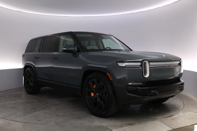 2025 Rivian R1S — photo 10 of 27