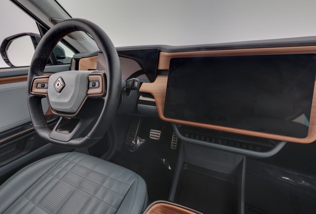 2025 Rivian R1S — photo 22 of 27