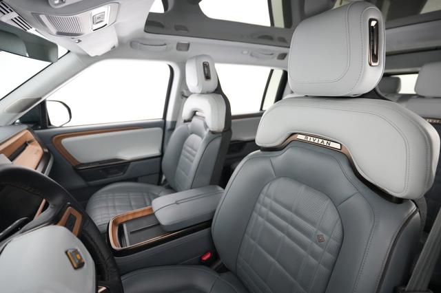 2025 Rivian R1S — photo 3 of 27