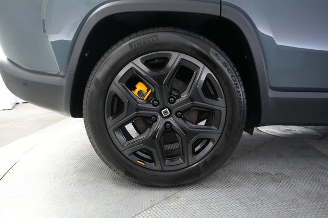 2025 Rivian R1S — photo 17 of 27