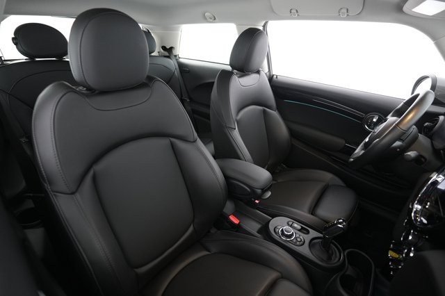 2022 MINI Cooper SE — photo 18 of 23