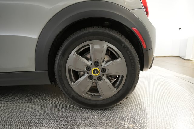 2022 MINI Cooper SE — photo 17 of 23