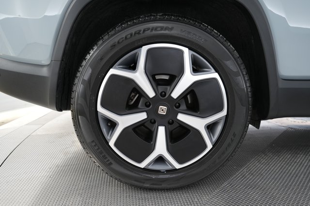 2024 Rivian R1S — photo 7 of 25
