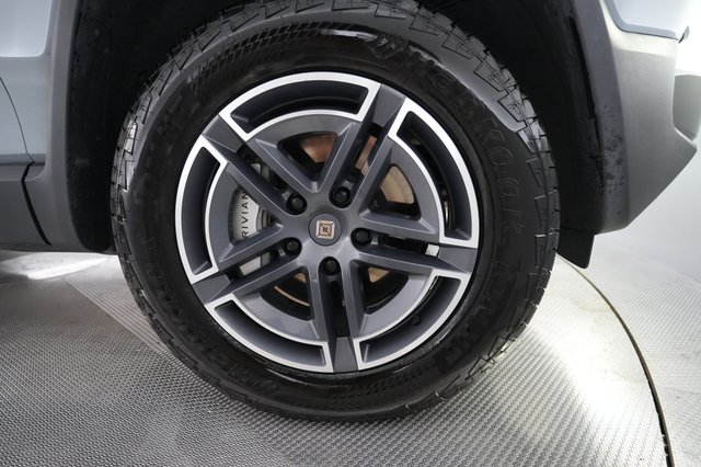 2025 Rivian R1S — photo 15 of 26