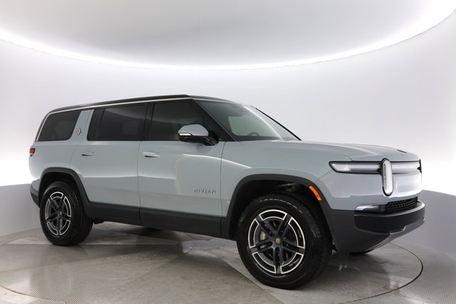 2025 Rivian R1S — photo 11 of 26