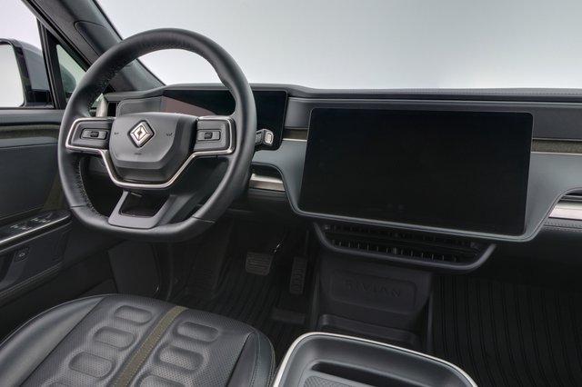 2025 Rivian R1S — photo 22 of 26