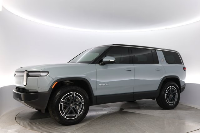 2025 Rivian R1S — photo 14 of 26
