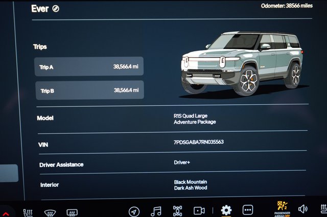2024 Rivian R1S — photo 5 of 24