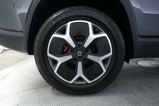2024 Rivian R1S — photo 17 of 24