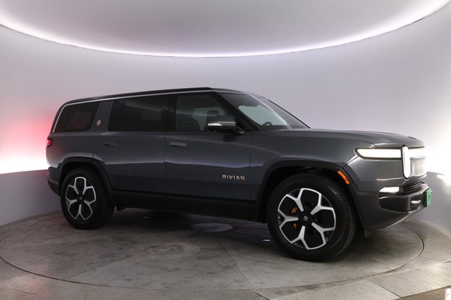 2024 Rivian R1S — photo 11 of 24