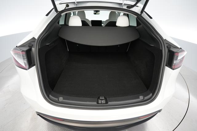 2023 Tesla Model Y — photo 6 of 21