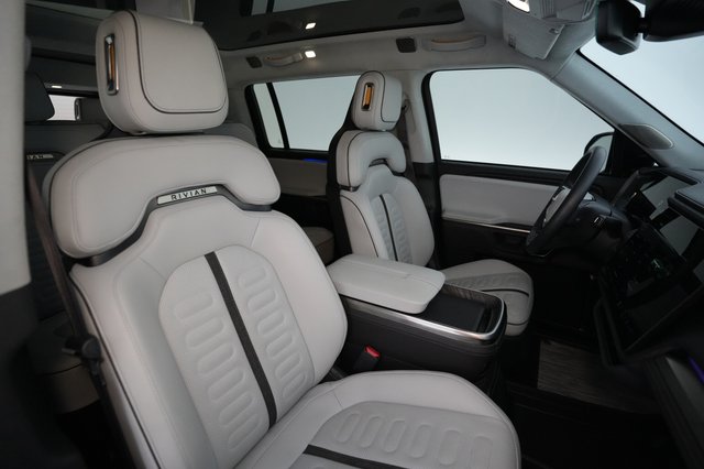 2023 Rivian R1S — photo 18 of 23