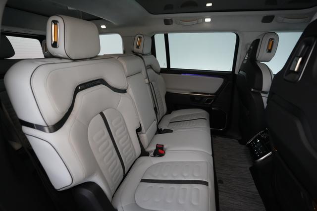 2023 Rivian R1S — photo 4 of 23