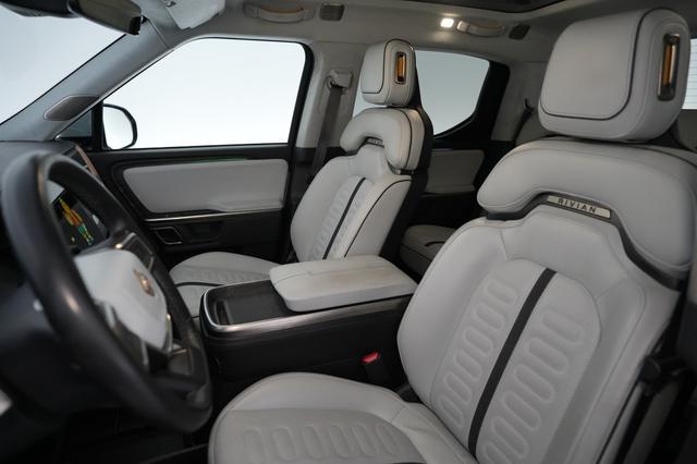 2024 Rivian R1T — photo 3 of 15