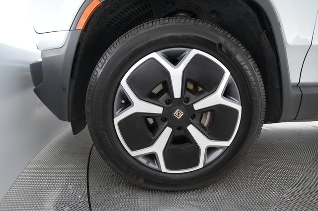 2024 Rivian R1T — photo 7 of 15