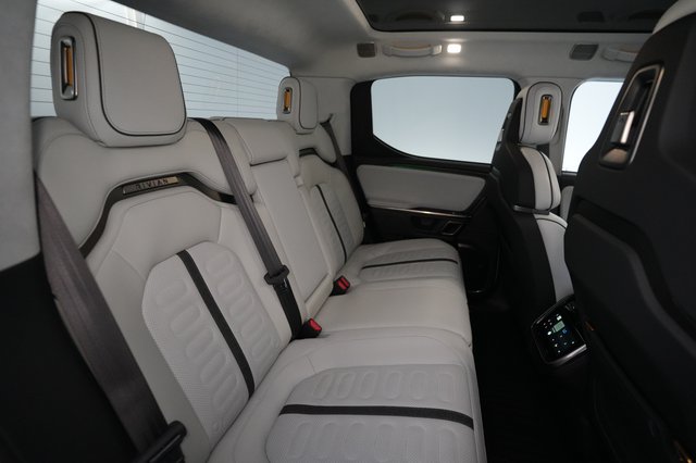 2024 Rivian R1T — photo 12 of 15