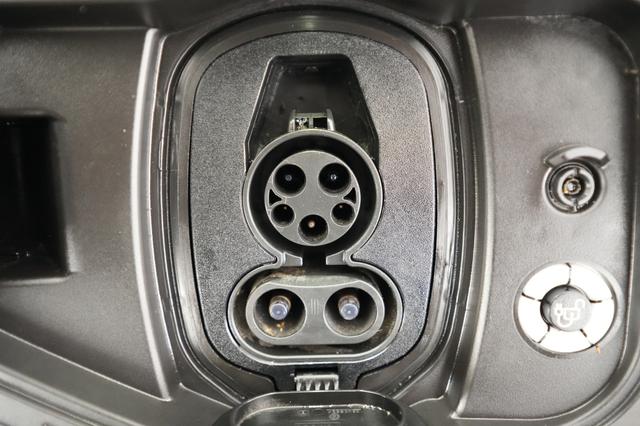 2023 Ford F-150 Lightning — photo 8 of 19