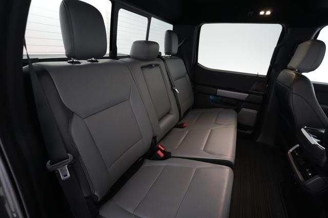 2023 Ford F-150 Lightning — photo 4 of 17